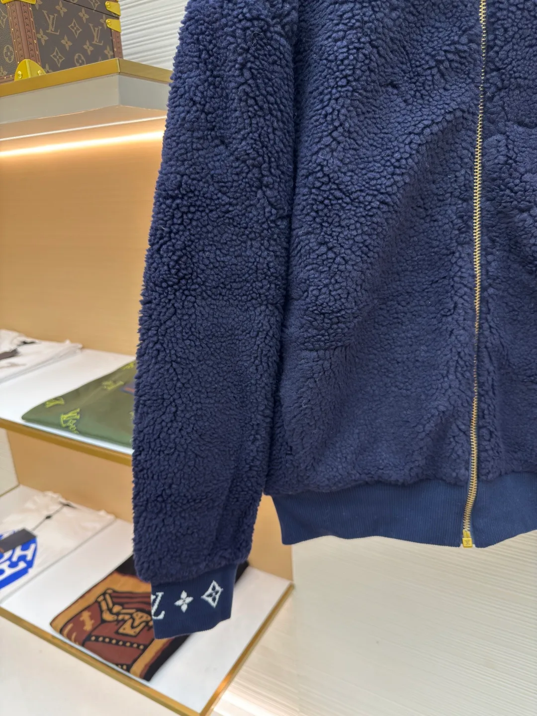 LOUIS VUITTON Teddy sheep wool blended suede tunic jacket ●Authentic product: Purchased and developed for 14999 ●Item number: 1680677-B70 ●Fabric: Lamb wool fabric ●Technology: Positioned cutting machine ●Version: Fitted version ●Weight: about 875 grams ●Size: S-M-L-XL ●Description: Made of high-quality lamb wool fabric, the fluff is fine and soft, rich to the touch, the fluff is tight and even, not easy to shed, ensuring the quality and durability of the jacket; the collar adopts a stand-up collar design, which has been treated with special technology to be stiff and stylish, which can protect the neck from cold wind; the brand on the zipper head The logo is exquisite and compact, adding to the beauty of the details; the brand leather patch on the left chest is made of high-quality material, and the embossed brand logo is clear and three-dimensional, with full texture, which enhances the recognition and high-end sense of the jacket; during the sewing process, the stitches are fine and even, especially the splicing of the lamb wool fabric, which is smooth and firm. The overall wiring is straight and delicate, the fabric is comfortable and soft, and the color is consistent without color difference. It can be matched with the same style to create a fashionable look and control various occasions. Customized accessories, complete with three standards, same style for men and women!
